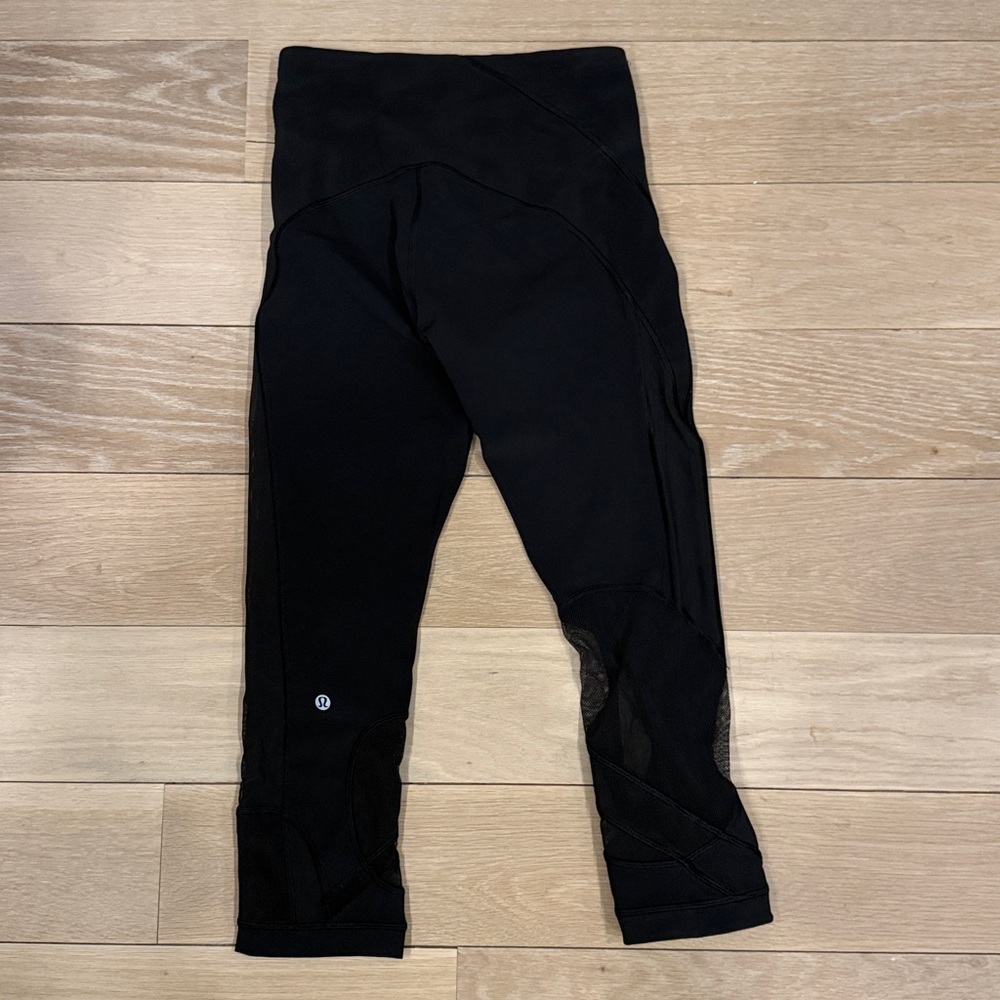 Lululemon Mesh Side Panel Black Capri Leggings, Size 6 - Picture 5 of 5